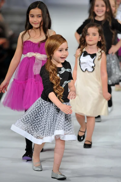 Los Angeles - March 13: A models walk the runway at the Es plus Es Fall Winter 2013 fashion show during STYLE Fashion Week at Vibiana Cathedral on March 13, 2013 in Los Angeles, CA — Stock Photo, Image