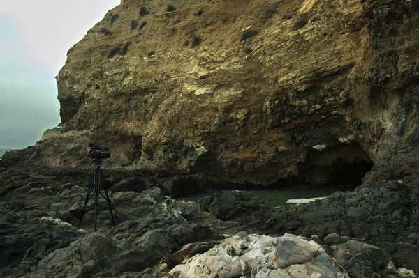 Berg och lava fält vid kusten i palos verdes, ca — Stockfoto
