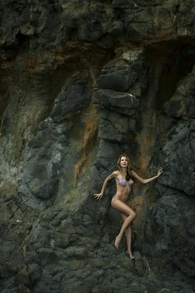 Swimsuit model poseren sexy voor zwarte lava veld op bij palos verdes, ca — Stockfoto