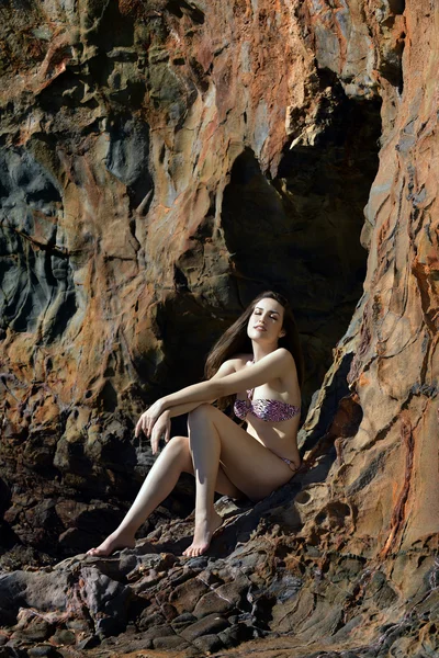 Swimsuit model posing sexy in front of black lava field on at Palos Verdes, CA — Stock Photo, Image