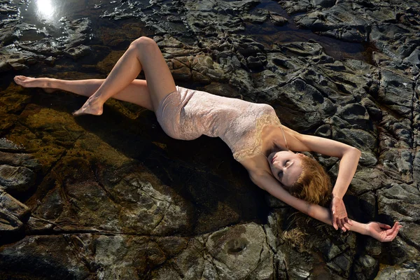 Swimsuit model poseren sexy voor zwarte lava veld op bij palos verdes, ca — Stockfoto