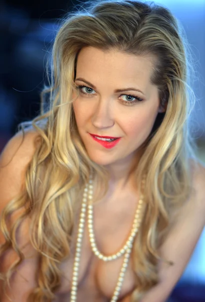 Gyönyörű szőke lány meztelen nyaklánc portréja — Stock Fotó