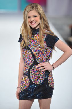 Los angeles - 13 Mart: çocuk model yürür tarzı moda haftası sırasında hollywood çocuklar sonbahar kış 2013 defile pist vibiana Katedrali'nde 13 Mart 2013 yılında los angeles, ca