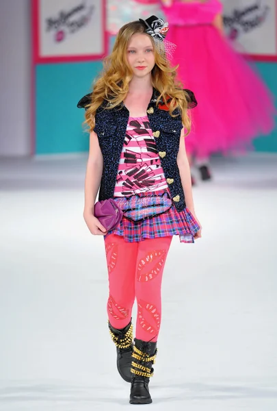 Los angeles - 13 maart: een kindermodel loopt de start-en landingsbaan op de hollywood kinderen herfst winter 2013 fashion show tijdens de fashionweek van de stijl in de kathedraal van vibiana op 13 maart 2013 in los angeles, ca — Stockfoto