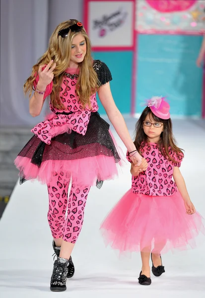 Los Angeles - 13 de março: Um modelo infantil passeia pela passarela no desfile de moda Hollywood kids Fall Winter 2013 durante a Semana de Moda STYLE na Catedral de Vibiana em 13 de março de 2013 em Los Angeles, CA — Fotografia de Stock