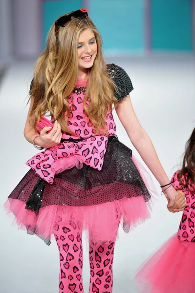 Los Angeles - 13 marzo: Una modella bambina percorre la pista alla sfilata di moda Hollywood Kids Autunno Inverno 2013 durante la Settimana della Moda STYLE nella Cattedrale di Vibiana il 13 marzo 2013 a Los Angeles, California — Foto Stock