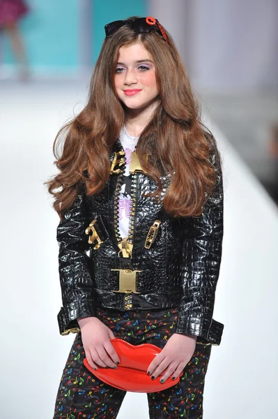 로스 앤젤레스-3 월 13 일: 아이 모델 걷고 할리우드 키즈가 겨울 2013 패션 쇼 스타일 패션 위 크 기간 동안 활주로 vibiana 성당에서 2013 년 3 월 13 일 로스 앤젤레스에서 캘리포니아 — 스톡 사진