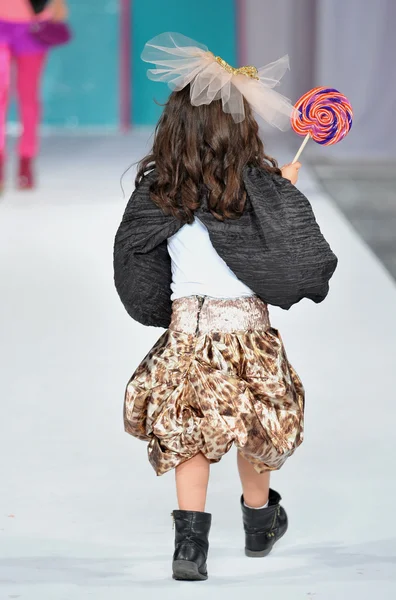 Los Angeles - 13 marzo: Una modella bambina percorre la pista alla sfilata di moda Hollywood Kids Autunno Inverno 2013 durante la Settimana della Moda STYLE nella Cattedrale di Vibiana il 13 marzo 2013 a Los Angeles, California — Foto Stock
