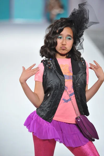 Лос-Анджелес - 13 марта: Детская модель ходит по подиуму на показе мод Голливудских детей осенью 2013 года во время Недели моды в соборе Вибиана 13 марта 2013 года в Лос-Анджелесе, Калифорния — стоковое фото