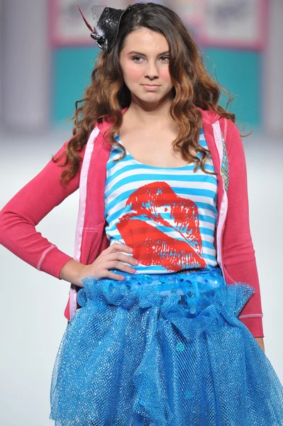 Los Angeles - 13 de março: Uma modelo infantil caminha na pista do desfile de moda Hollywood kids Fall Winter 2013 durante a Semana de Moda STYLE na Catedral de Vibiana em 13 de março de 2013 em Los Angeles, CA — Fotografia de Stock