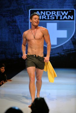 Los angeles - 12 Mart: andrew Hıristiyan sonbahar kış 2013 moda pist show proje ethos moda olay sırasında bir erkek model yürür club avalon üzerinde 12 Mart 2013 yılında los angeles, ca