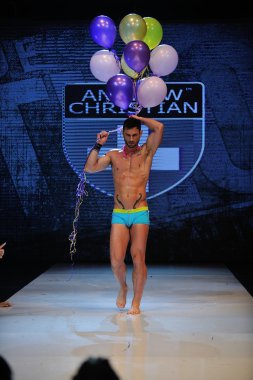 Los angeles - 12 Mart: andrew Hıristiyan sonbahar kış 2013 moda pist show proje ethos moda olay sırasında bir erkek model yürür club avalon üzerinde 12 Mart 2013 yılında los angeles, ca