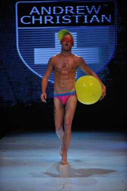 Los angeles - 12 Mart: andrew Hıristiyan sonbahar kış 2013 moda pist show proje ethos moda olay sırasında bir erkek model yürür club avalon üzerinde 12 Mart 2013 yılında los angeles, ca