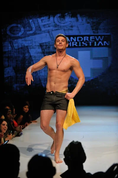 Los Angeles - 12 de março: Um modelo masculino caminha na pista do desfile de moda Andrew Christian Fall Winter 2013 durante o evento Project Ethos Fashion no clube Avalon em 12 de março de 2013 em Los Angeles, CA — Fotografia de Stock