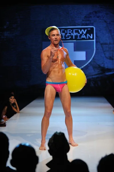 Los Ángeles - 12 de marzo: Un modelo masculino camina por la pasarela en el desfile de moda Andrew Christian Fall Winter 2013 durante el evento Project Ethos Fashion en el club Avalon el 12 de marzo de 2013 en Los Ángeles, CA. —  Fotos de Stock