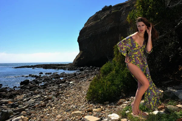 Model poseren in transparante jurk op oceanside — Stockfoto