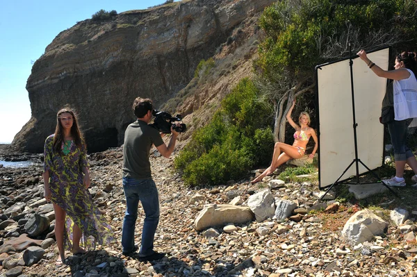 Fotoğraf video crew konumunda bikini modelleri ile ayarla
