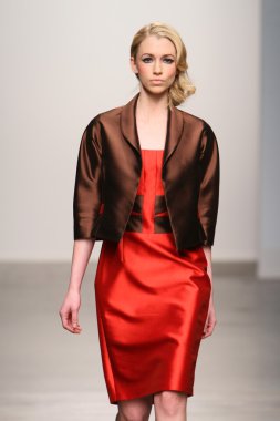 New york - 13 Şubat: manken pier 59-nolcha moda haftası 13 Şubat 2013 tarihinde new york City de diana simaan göstermek için pist yürür