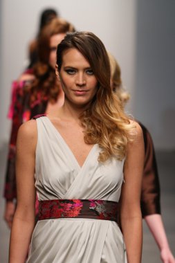 New york - 13 Şubat: manken pier 59-nolcha moda haftası 13 Şubat 2013 tarihinde new york City de diana simaan göstermek için pist yürür