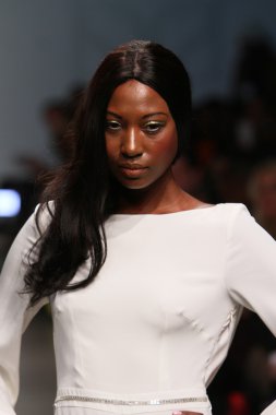 New york - 13 Şubat: manken pier 59-nolcha moda haftası 13 Şubat 2013 tarihinde new york City de diana simaan göstermek için pist yürür