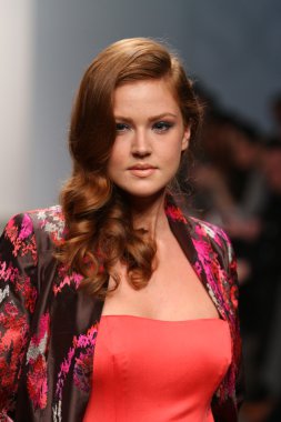 New york - 13 Şubat: manken pier 59-nolcha moda haftası 13 Şubat 2013 tarihinde new york City de diana simaan göstermek için pist yürür