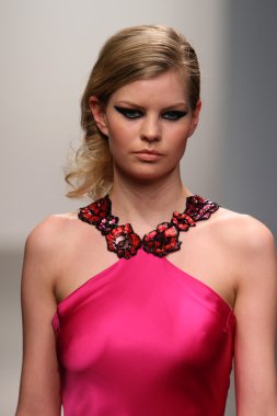 New york - 13 Şubat: manken pier 59-nolcha moda haftası 13 Şubat 2013 tarihinde new york City de diana simaan göstermek için pist yürür