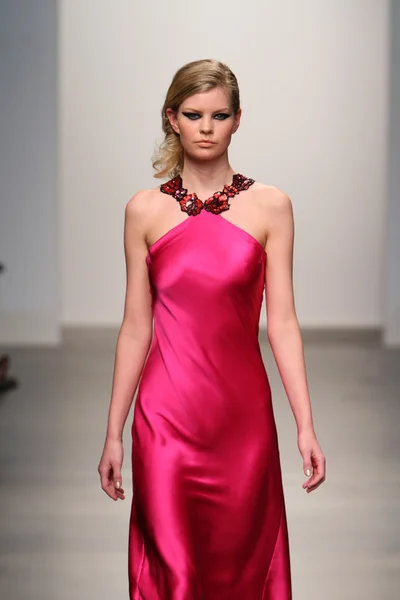 New york - február 13-án: a modell sétál a kifutópálya diana simaan show mólónál 59. február 13., 2013 a nolcha divat héten new Yorkban — Stock Fotó