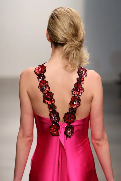뉴욕-2 월 13 일: 모델 다이애나 simaan 쇼 뉴욕시에서 nolcha 패션 위 크에서 2013 년 2 월 13 일 동안 교각 59에 활주로 걷고 — 스톡 사진