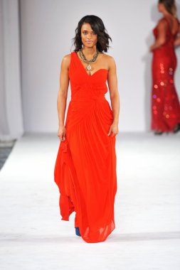 Los angeles - 14 Mart: ünlüler yürüyüş gitmek kırmızı style moda haftası sırasında Amerikan hart Derneği desteklemek üzere pist vibiana Katedrali'nde üzerinde 14 Mart 2013 yılında los angeles, ca