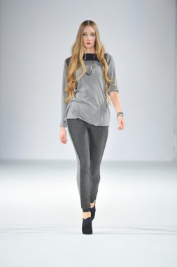 Los angeles - 14 Mart: ünlüler yürüyüş pist linden la style moda haftasında vibiana Katedrali'nde üzerinde 14 Mart 2013 yılında los angeles, ca