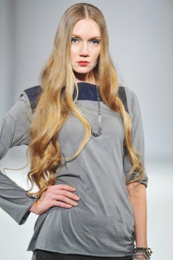 Los angeles - 14 Mart: ünlüler yürüyüş pist linden la style moda haftasında vibiana Katedrali'nde üzerinde 14 Mart 2013 yılında los angeles, ca