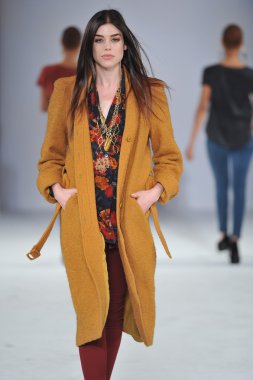 Los angeles - 14 Mart: bir model üzerinde 14 Mart 2013 yılında los angeles, vibiana Katedrali, madisonpark tarzı moda haftası sırasında toplu pist yürümek ca