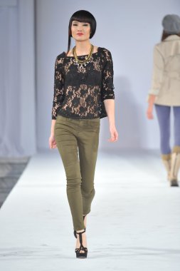 Los angeles - 14 Mart: bir model üzerinde 14 Mart 2013 yılında los angeles, vibiana Katedrali, madisonpark tarzı moda haftası sırasında toplu pist yürümek ca