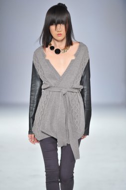 Los angeles - 14 Mart: bir model üzerinde 14 Mart 2013 yılında los angeles, vibiana Katedrali, madisonpark tarzı moda haftası sırasında toplu pist yürümek ca