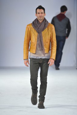 Los Angeles - 14 Mart: Bir model yürür Madisonpark toplu pist üzerinde 14 Mart 2013 Vibiana katedral stil moda haftası sırasında Los Angeles, Ca