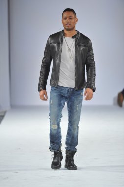 Los angeles - 14 Mart: bir model üzerinde 14 Mart 2013 yılında los angeles, vibiana Katedrali, madisonpark tarzı moda haftası sırasında toplu pist yürümek ca