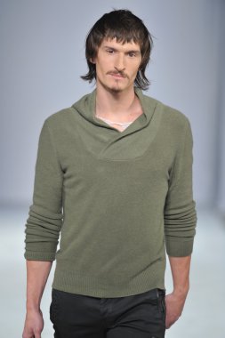 Los angeles - 14 Mart: bir model üzerinde 14 Mart 2013 yılında los angeles, vibiana Katedrali, madisonpark tarzı moda haftası sırasında toplu pist yürümek ca