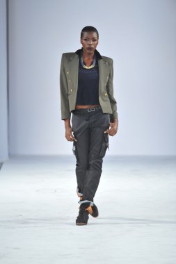 Los angeles - 14 Mart: bir model üzerinde 14 Mart 2013 yılında los angeles, vibiana Katedrali, madisonpark tarzı moda haftası sırasında toplu pist yürümek ca