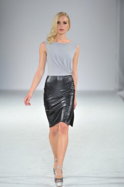 Los angeles - Mart 13: bir model yürümek pia pist gladys tarzı moda haftasında perey vibiana katedral üzerinde 13 Mart 2013 yılında los angeles, ca
