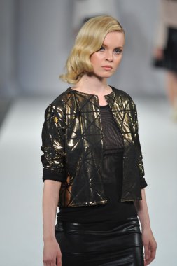 Los angeles - Mart 13: bir model yürümek pia pist gladys tarzı moda haftasında perey vibiana katedral üzerinde 13 Mart 2013 yılında los angeles, ca