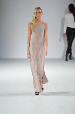 Los angeles - Mart 13: bir model yürümek pia pist gladys tarzı moda haftasında perey vibiana katedral üzerinde 13 Mart 2013 yılında los angeles, ca