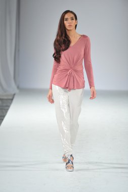 Los angeles - Mart 13: bir model yürümek pia pist gladys tarzı moda haftasında perey vibiana katedral üzerinde 13 Mart 2013 yılında los angeles, ca