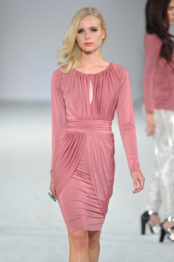 Los angeles - Mart 13: bir model yürümek pia pist gladys tarzı moda haftasında perey vibiana katedral üzerinde 13 Mart 2013 yılında los angeles, ca