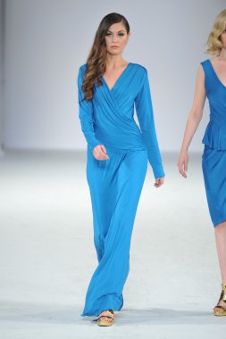 Los angeles - Mart 13: bir model yürümek pia pist gladys tarzı moda haftasında perey vibiana katedral üzerinde 13 Mart 2013 yılında los angeles, ca