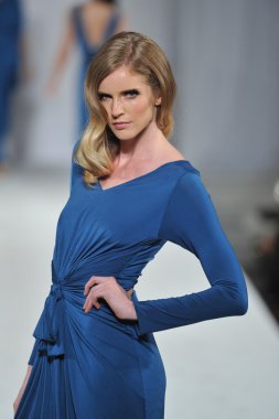 Los angeles - Mart 13: bir model yürümek pia pist gladys tarzı moda haftasında perey vibiana katedral üzerinde 13 Mart 2013 yılında los angeles, ca