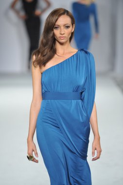 Los angeles - Mart 13: bir model yürümek pia pist gladys tarzı moda haftasında perey vibiana katedral üzerinde 13 Mart 2013 yılında los angeles, ca