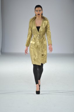 Los angeles - Mart 13: bir model yürümek quynh pist paris tarzı moda haftası sırasında vibiana Katedrali üzerinde 13 Mart 2013 yılında los angeles, ca