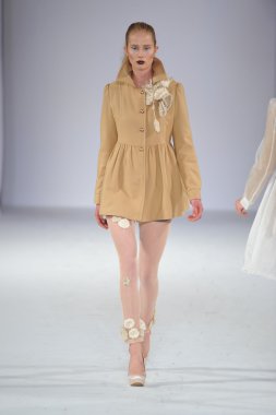 Los angeles - Mart 13: bir model yürümek quynh pist paris tarzı moda haftası sırasında vibiana Katedrali üzerinde 13 Mart 2013 yılında los angeles, ca