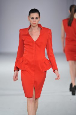 Los angeles - Mart 13: bir model yürümek quynh pist paris tarzı moda haftası sırasında vibiana Katedrali üzerinde 13 Mart 2013 yılında los angeles, ca