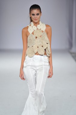 Los angeles - Mart 13: bir model yürümek quynh pist paris tarzı moda haftası sırasında vibiana Katedrali üzerinde 13 Mart 2013 yılında los angeles, ca